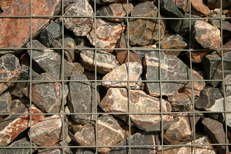铁丝网中的岩石图片