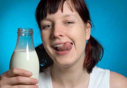 喝牛奶的女人图片
