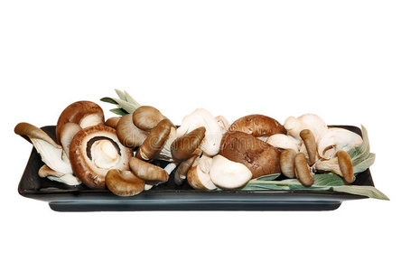 蘑菇和香草混合在黑色盘子里