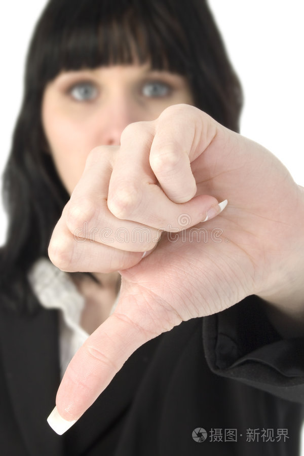 拇指向下的手势隔离在w上女商人愤怒的女人举起手指的年轻女商人三十
