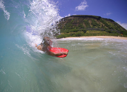 在夏威夷冲浪的女孩