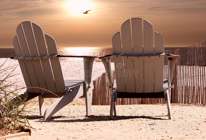 椰树沙滩椅和雨伞海边美丽的沙滩海浪前沙滩上的沙滩椅海边美丽的沙滩