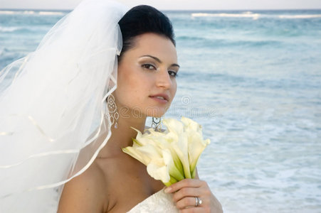 加勒比海海滩婚礼带花束的新娘软焦点