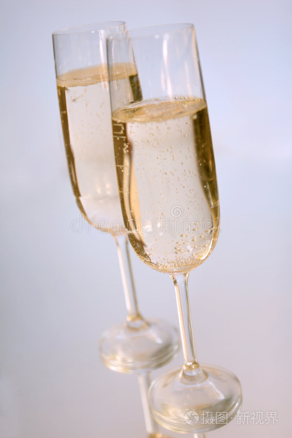 两个香槟酒杯