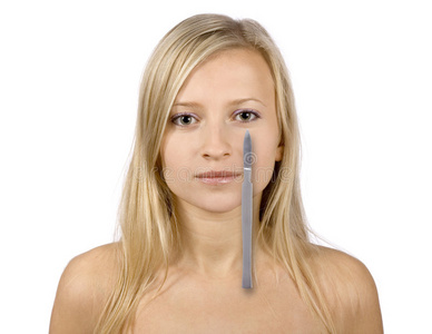 年轻金发女人的脸和手术刀