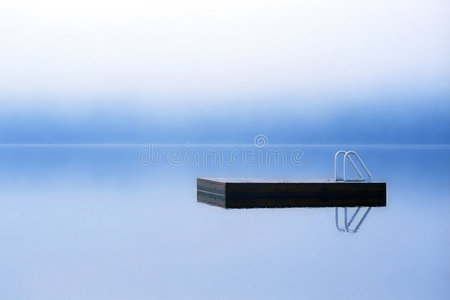 浮在薄雾湖上的码头图片