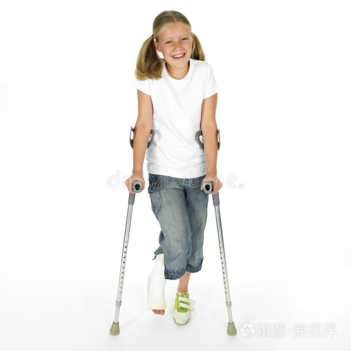 拄着拐杖走路的断腿女孩