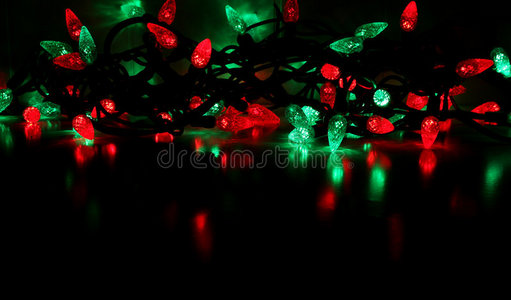 红色和绿色的圣诞灯