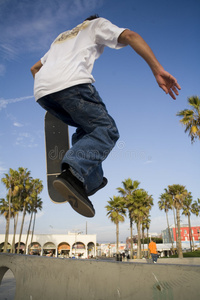 少年滑板跳跃