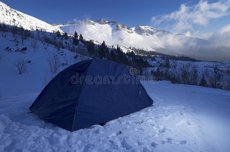 雪山帐篷图片