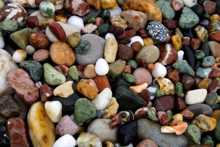 色彩斑斓的海滩岩石