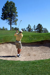 高尔夫球手成功地将高尔夫球从沙坑中打出