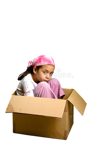 坐在盒子里抽筋的年轻女孩图片