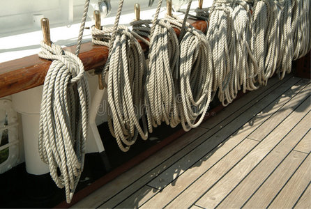 船用绳索和甲板图片