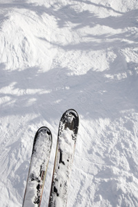 滑雪板悬挂在滑道外图片