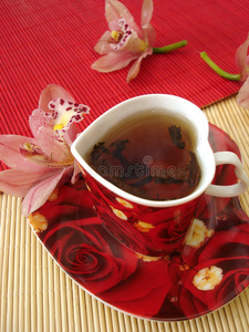红心茶杯，草上有粉红色兰花