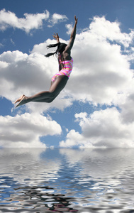 穿泳衣的女孩在空中跳水图片
