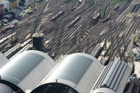 大型火车站和火车图片