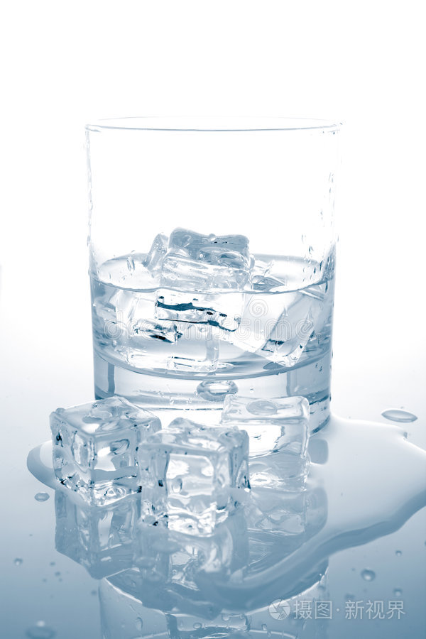冰块的透明玻璃倒淡水水玻璃用手把水倒在玻璃杯上一杯水加冰块和石灰
