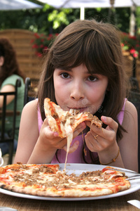 吃披萨的小女孩