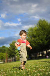小男孩跑步