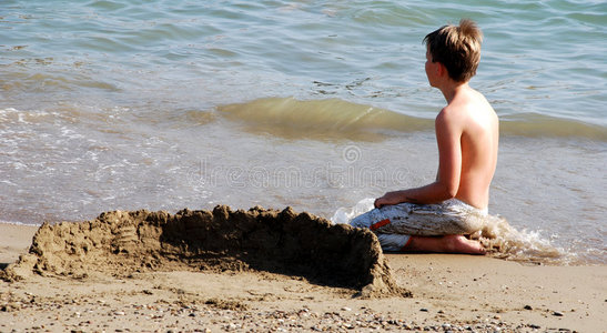 海滩上的男孩