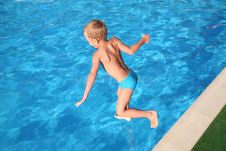 那男孩跳进游泳池