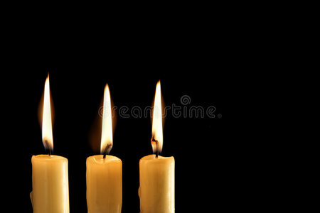 三支燃烧的蜡烛