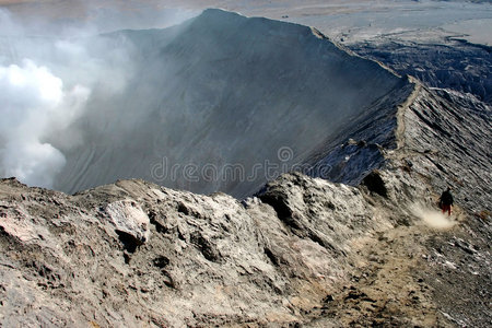 火山边缘的人图片