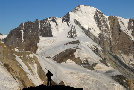 登山者剪影