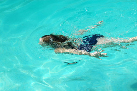 在水下游泳的女孩