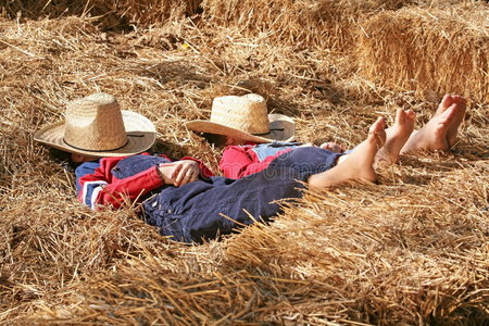 睡在干草里的农民