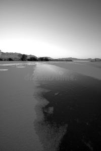 冰雪湖上的日出