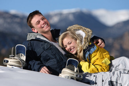 滑雪场快乐夫妇滑雪