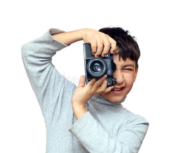 男孩用黑色单反相机垂直拍摄