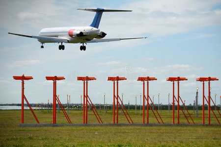 航空旅行飞机在机场降落