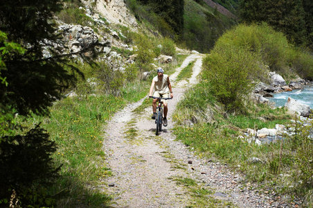 山地乡村公路上的山地摩托车手