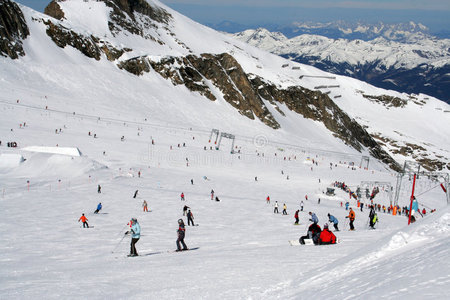 奥地利阿尔卑斯山滑雪运动员图片