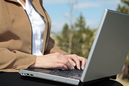 在外面工作的女性笔记本电脑