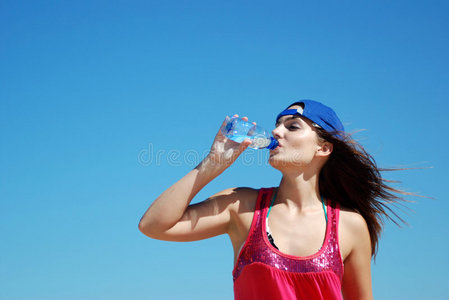 女孩饮用水