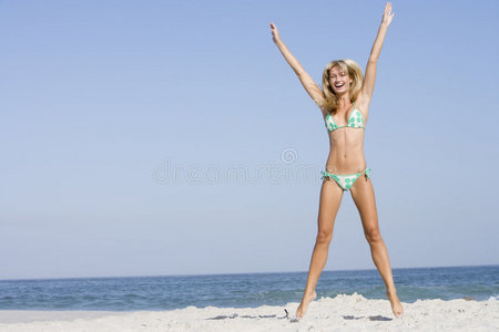 海滩度假的年轻女子