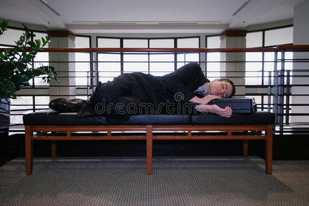 睡在走廊里的商人图片