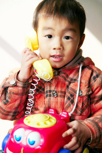 亚洲男孩玩电话