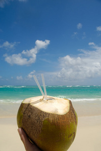 椰子饮料和异国风情海滩
