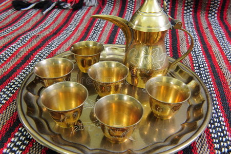 阿拉伯咖啡壶和杯