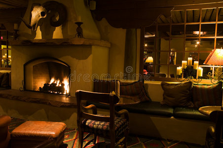 黑暗的休息室和舒适的壁炉图片