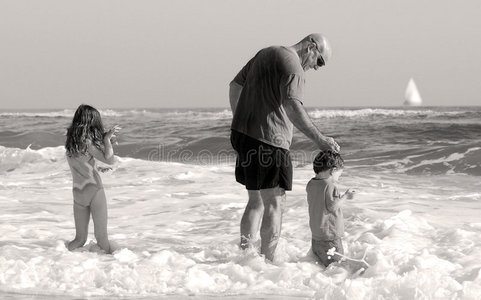 一家人在海边玩耍