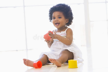 婴儿在室内玩杯子玩具