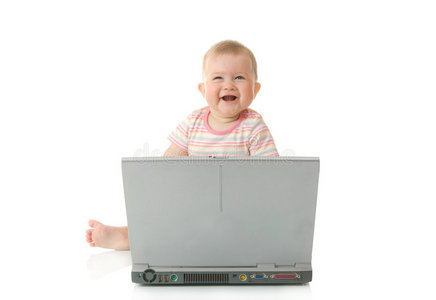 带笔记本电脑的小宝宝7隔离