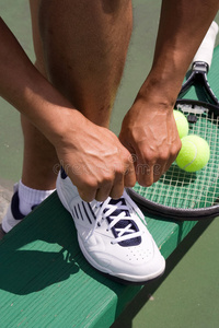 网球运动员垂直系鞋带